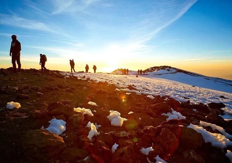 10月底和11月初Vs11月底12月初，哪个时间更适合乞力马扎罗？